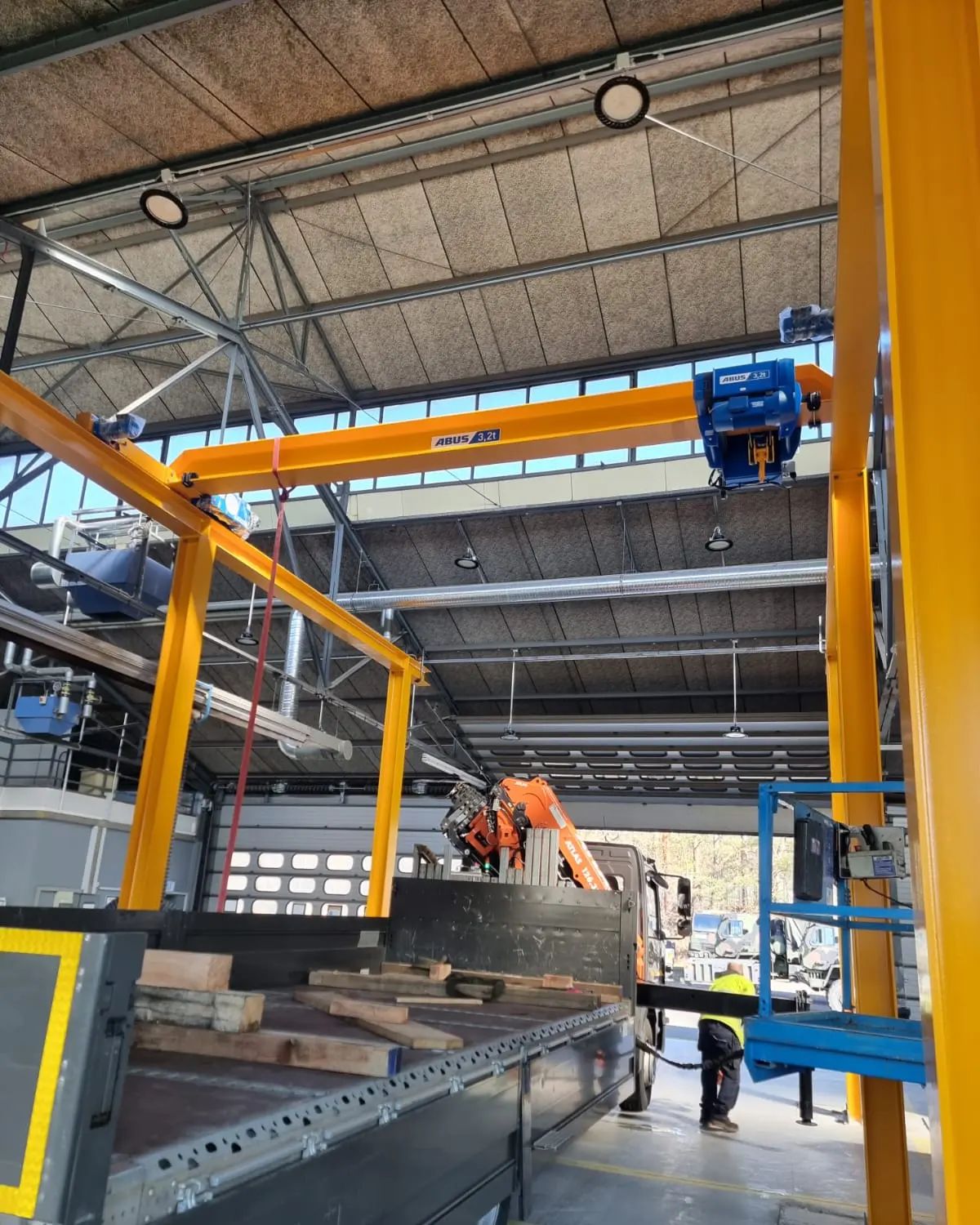 Montage einer Kranbahnkonstruktion inklusive Einheben des Krans.

#bauergmbh #kaiserslautern #ladekran #waldmohr #stahlbau #kran