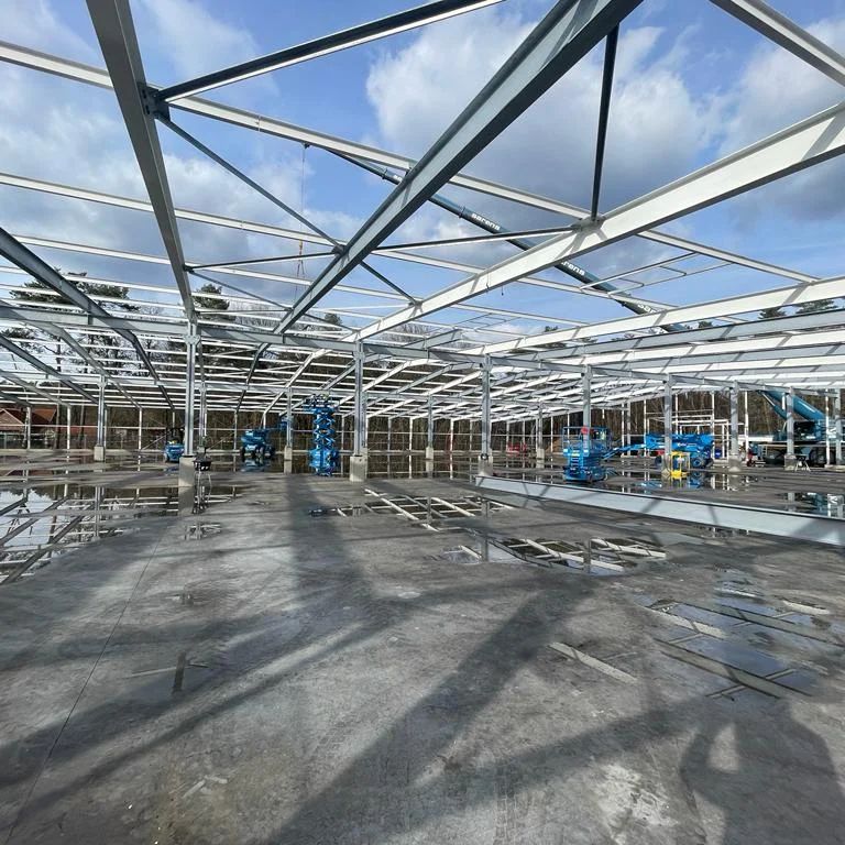 Mal wieder eine Halle in die Halle gebaut...
#stahlbau #bauergmbh #zinq #zutendaal #waldmohr #kran #work #hallenbau #metallbau #baustelle  #belgien #sonderkonstruktion #konstruktion @colle_official @sarensofficial